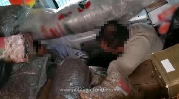 Sirieni, ascunşi sub bagajele dintr-un microbuz, depistaţi la PTF Calafat