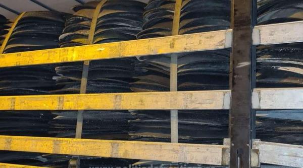 Zeci de tone de deșeuri din Polonia, oprite la intrarea în România. Luat la întrebări, șoferul nu a putut prezenta niciun act