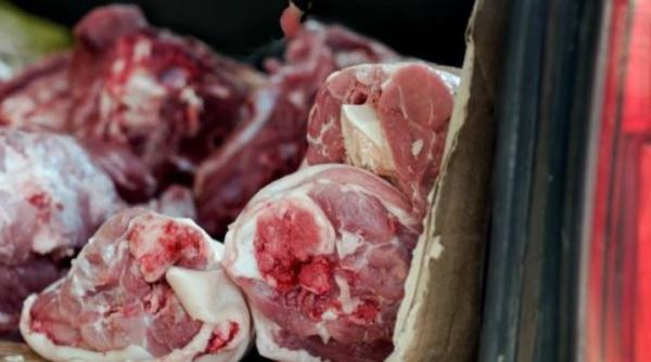 Agent de pază la un abator din vestul țării, prins cu mașina burdușită de carne furată