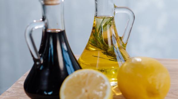 Amestecă o lingură de ulei de măsline și câteva picături de lămâie. Un truc genial pe care trebuie să-l încerci!