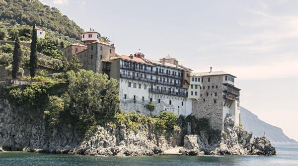 Călugări de pe Muntele Athos, morți de COVID după ce s-ar infectat de la pelerini români cu certificate false