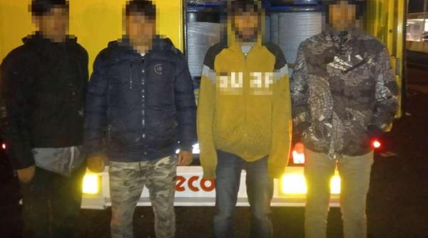 Patru afgani, ascunşi într-un TIR încărcat cu materiale plastice, prinși la frontieră