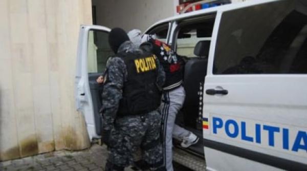 Trei români, reținuți pentru șantaj. Cei trei au sechestrat un tânăr, care le-a vandalizat automobilul, și i-au cerut bani