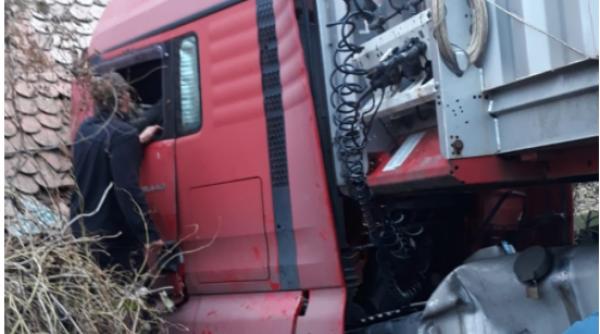 Un TIR a întrat într-o casă, pe Valea Oltului. Șoferul, încarcerat 