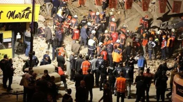 Zece persoane, prinse sub dărâmături după prăbușirea unui imobil comercial în Turcia. Operațiunile de salvare continuă