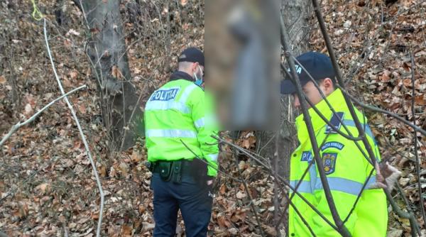 Cadavrul unui bărbat mort de șase luni, găsit de copii într-o pădure de lângă Suceava. Poliția, apel la populație