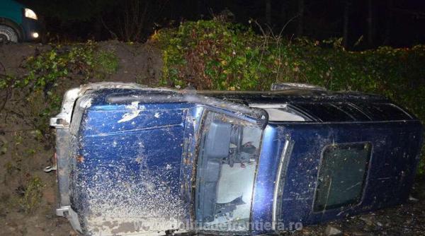 Cinci focuri de avertisment, trase la frontieră. Un șofer, urmărit de polițiști, și-a abandonat mașina răsturnată și a dispărut în pădure