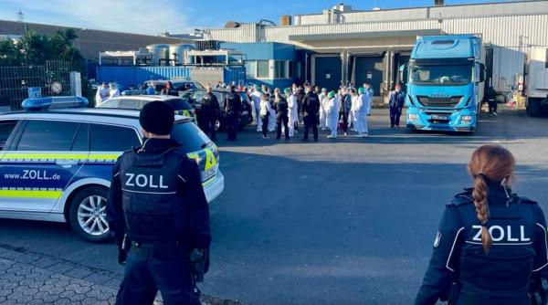 Controale de amploare în abatoarele din Germania. Poliția: "Muncitorii români, plătiți cu mult sub salariul minim"