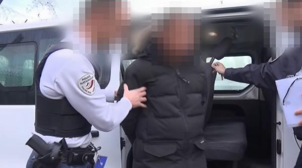 Franța. Un român care călătorea cu un autocar în Marea Britanie l-a bătut pe polițistul care îi verifica pașaportul. Ce l-a înfuriat 