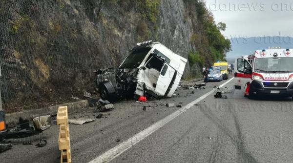 Italia. Un șofer român de TIR se zbate între viață și moarte după un teribil accident - FOTO