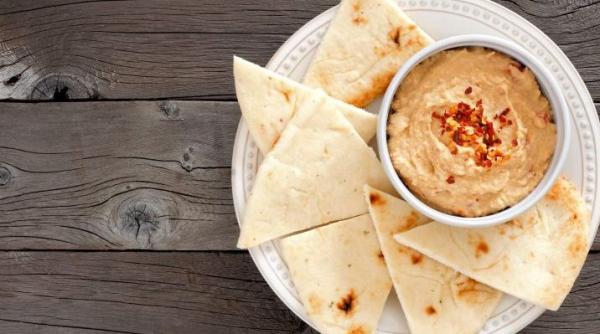 Lipii subțiri, făcute în casă. Ai nevoie de făină, apă fierbinte și o tigaie încinsă bine 