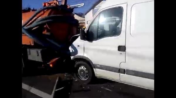 Accident cu un microbuz plin cu români, în județul Iași: 8 persoane rănite ușor