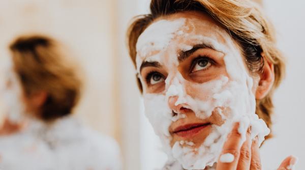 Masca Cenușăreasa: Rețeta secretă pentru transformarea instantanee a pielii. Ai nevoie doar de un ou și puțin amidon