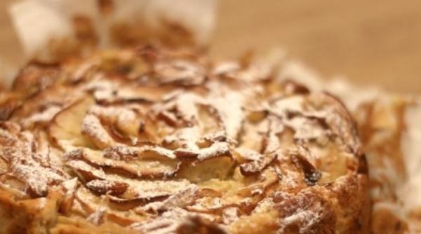 Prăjitură cu mere, pere și mascarpone. Fără ulei, fără unt și foarte delicioasă. Un ingredient secret o face irezistibilă