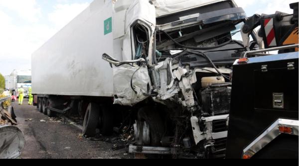 Spania. Un șofer român de TIR a ucis un coleg conațional care încerca să-și repare camionul. Două persoane moarte pe A2