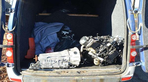 Un șofer român avea în microbuz motociclete furate din Italia de 50.000 de euro. Vehiculul pe care îl conducea era și el furat