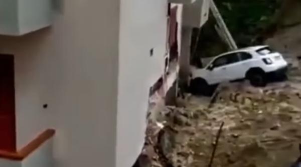 Dezastru în Italia. Inundațiile au făcut prăpăd: Un tronson de drum s-a surpat - VIDEO