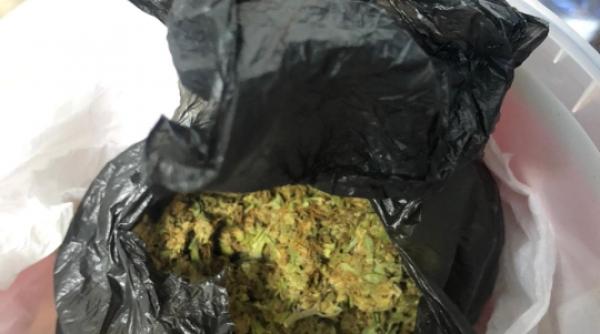 Român, reținut după ce a primit din Spania un colet cu 10 kg de cannabis