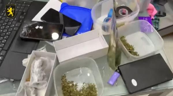 Trei tineri și-au făcut magazin de droguri pe Telegram și câștigau mii de lei pe zi. Dozele erau ascunse prin cimitire și parcuri