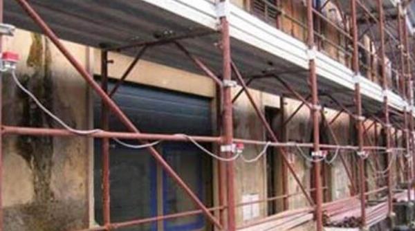 Spiderman din Romania, prins după o goană ca în filme, în Italia: S-a „împiedicat“ de o schelă, s-a cățărat și a jefuit o locuință