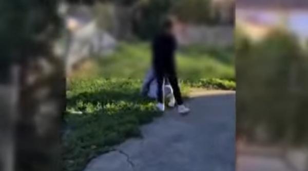 Adolescentă bătută de două tinere lângă o școală din Caraș-Severin (VIDEO): Agresoarele s-au ales cu dosar penal
