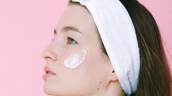 Amestecă usturoi cu puțin ulei de măsline: Remediul secret care te scapă de coșuri peste noapte