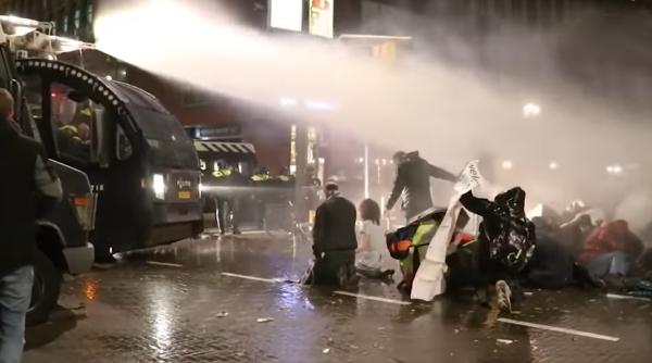 Proteste violente în Olanda din cauza reintroducerii carantinei. Mii de oameni au ieșit în stradă și în Italia - VIDEO