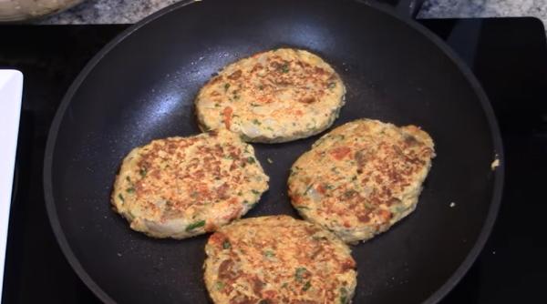 Burgeri de vinete, un prânz rapid și delicios 