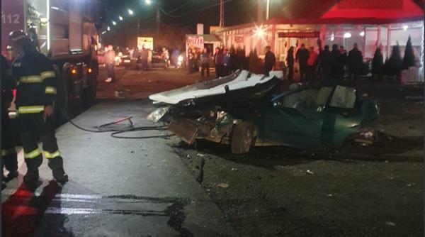 Patru români, între care un copil, răniți în urma unui accident cumplit cu trei mașini, la Buzău: Unul dintre autoturisme s-a rupt în două