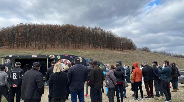 Sute de români din Olt, Dolj și Vâlcea, convinse de un medic venit din străinătate să se vaccineze anti-COVID