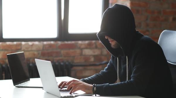 Un român a rămas fără toţi banii de pe card, după ce a fost păcălit: „Mi-au trimis un mesaj personalizat pe WhatssApp”