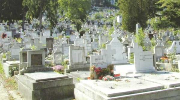 Mormântul unui copil de doi ani îngropat recent cu bani şi bijuterii, devastat de hoţi. Tatăl se gândește să-l mute din cimitir