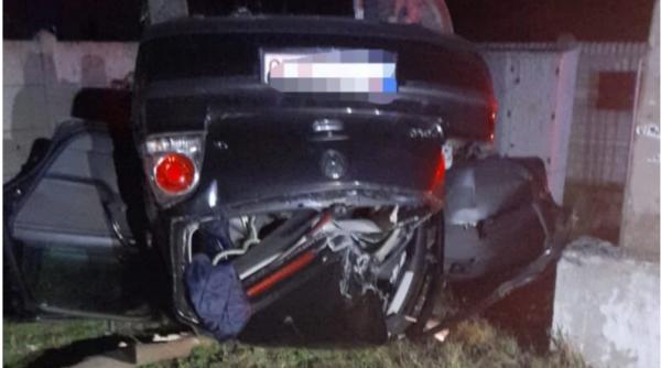 O adolescentă româncă de 15 ani a murit și alți doi tineri sunt grav răniți. Mașina în care se aflau a intrat într-un copac