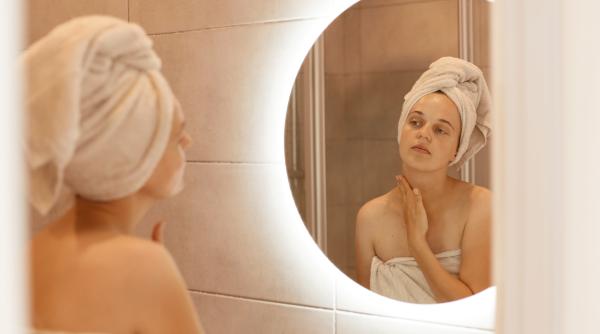 Produsul secret pentru a preveni aburirea oglinzii din baie. Trucul la care nu te-ai fi gândit!