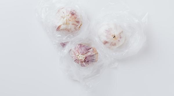 Fierbe câțiva căței de usturoi în lapte și bea decoctul: Remediul miraculos care te scapă de o mulțime de probleme. Bunicile noastre știau secretul