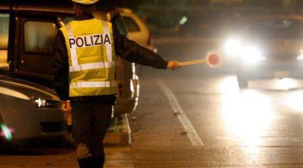 Italia. Un român s-a urcat beat mort la volan și a făcut praf mașina poliției care patrula pe stradă