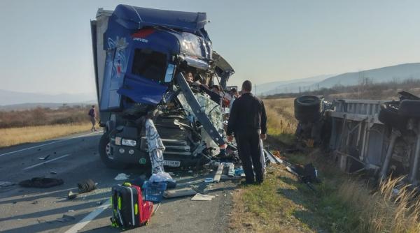 Patru TIR-uri, accident mortal în Caraș Severin