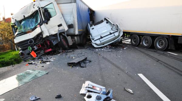 Accident cumplit: Trei români, răniți după ce s-au ciocnit cu un TIR