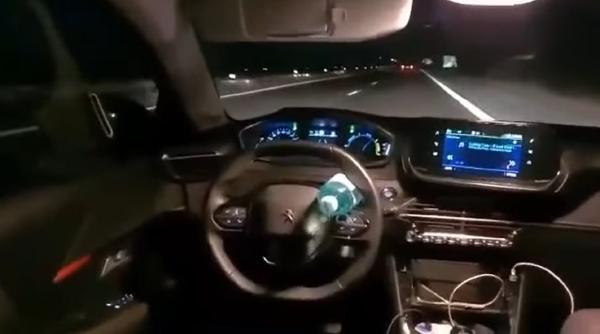 Un șofer român arată cum merge în „mod autonom” cu o sticlă de plastic în volan, în timp ce mașina avea viteză pe autostradă - VIDEO