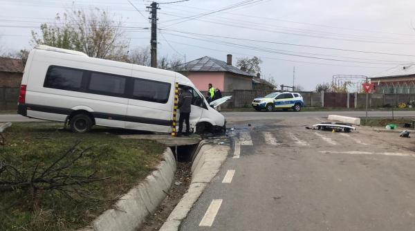 Accident cumplit: Microbuz scăpat de sub control. Zece români au ajuns la spital