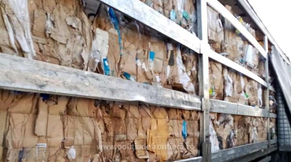 Camion, încărcat cu zeci de tone de deșeuri din hârtie, oprit la intrarea în România