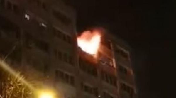 Incendiu violent într-un apartament din Galaţi. Un bărbat și-a pierdut viața, iar zeci de persoane au fost evacuate 