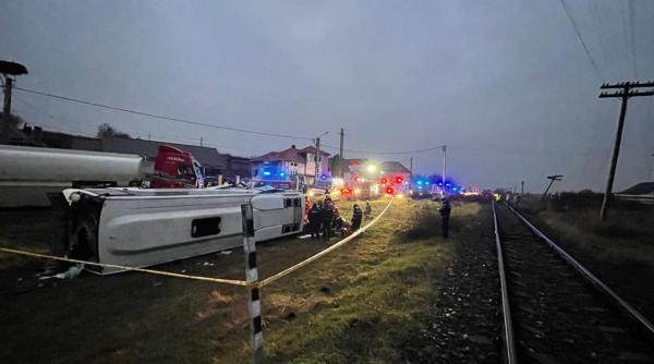 UPDATE. Un autocar cu 30 români s-a ciocnit de o cisternă: 15 victime, un mort. Este activat Planul Roşu de intervenție - FOTO