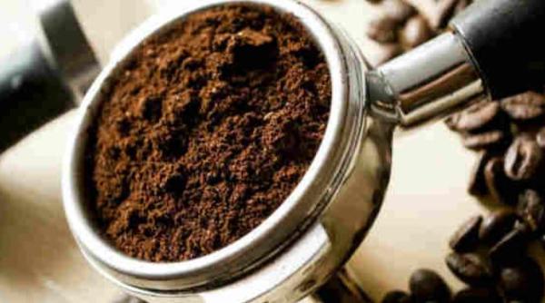 Amestecă jumătate de cană de zaț proaspăt de cafea cu două linguri de ulei de măsline. Face minuni pentru tine