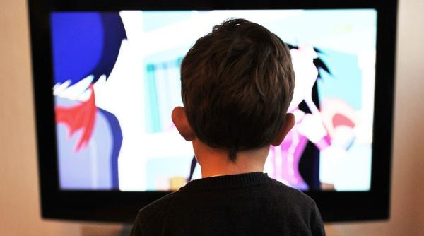 Marea Britanie. Un băieţel de 3 ani, erou după ce a învăţat din desene cum să sune la ambulanţă: „Mama nu se va trezi”