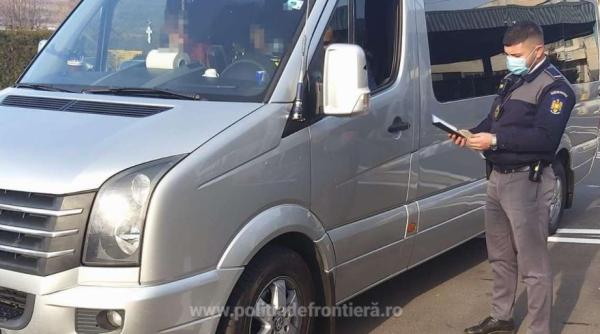 Microbuz, oprit la intrarea în România. Un pasager a fost dat jos cu tot cu bagaje și dus direct în arest