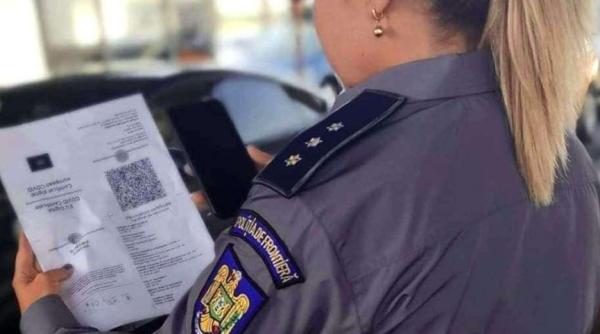 O familie de români, cu certificate de vaccinare falsificate, blocată la frontieră de polițiști