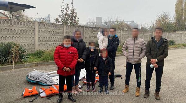 Opt migranți, depistați la malul Dunării de poliţiştii de frontieră. Au încercat să traverseze fluviul cu o ambarcaţiune gonflabilă