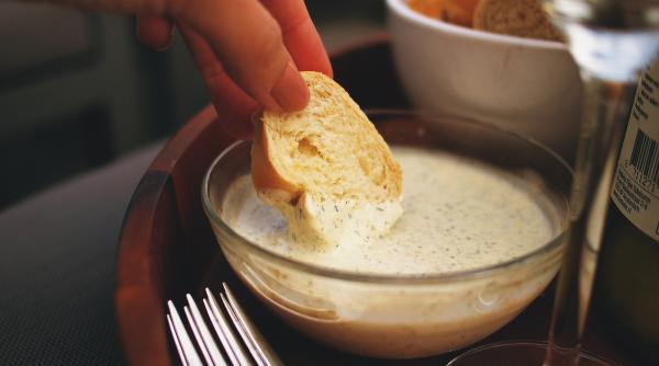 Sos de usturoi cremos și rafinat. Ingredientul secret care îi conferă o notă delicioasă