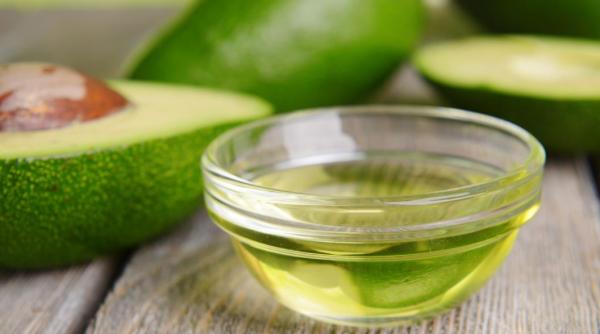 Amestecă un avocado copt cu un sfert de cană de ulei de cocos și aplică mască pe păr. Rezultate uimitoare de la prima utilizare 